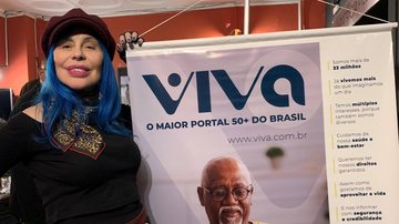 Baby do Brasil na Mostra Diversidade 60+, ao lado do cartaz do VIVA, que é parceiro de mídia do evento - VIVA/Adriana Del Ré