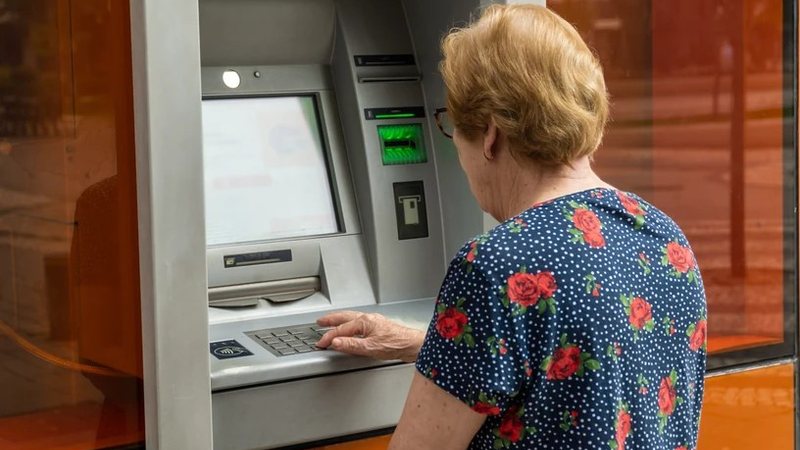 Família pode sacar benefício do INSS após morte do segurado? Entenda a regra