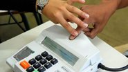 A validação biométrica é feita antes da liberação para a votação - Agência Brasil