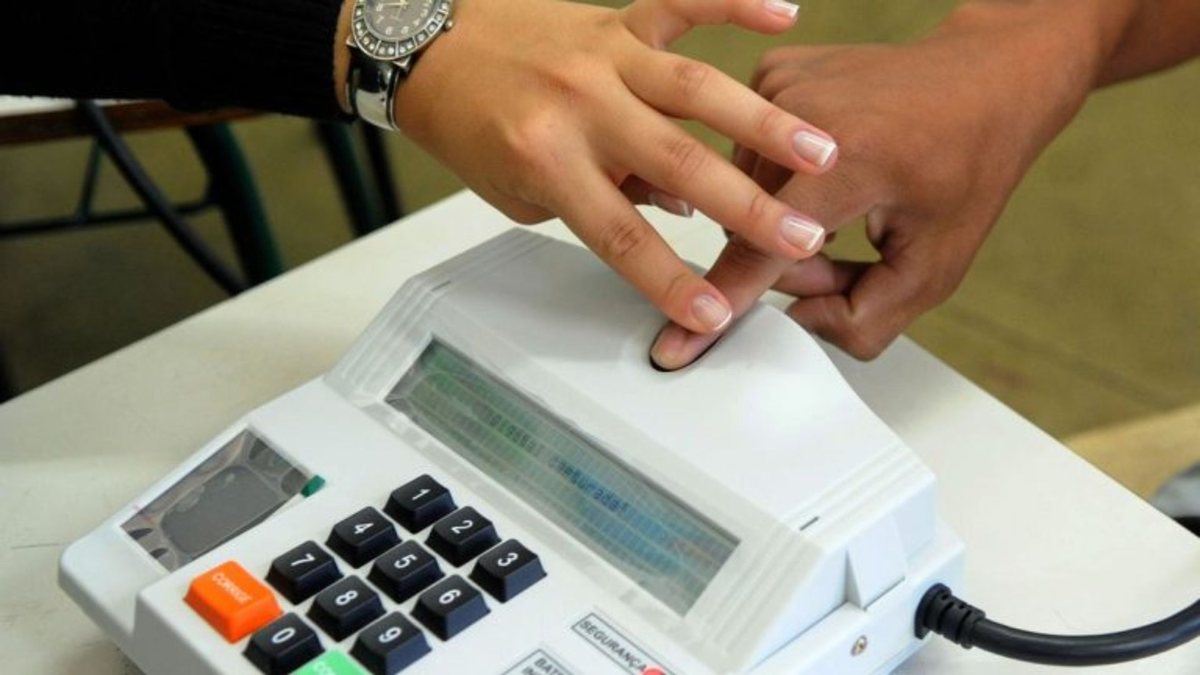 A validação biométrica é feita antes da liberação para a votação - Agência Brasil
