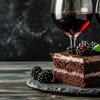 Unir chocolate e vinho pode ser um desafio, mas a combinação também pode transformar uma sobremesa - Adobe Stock