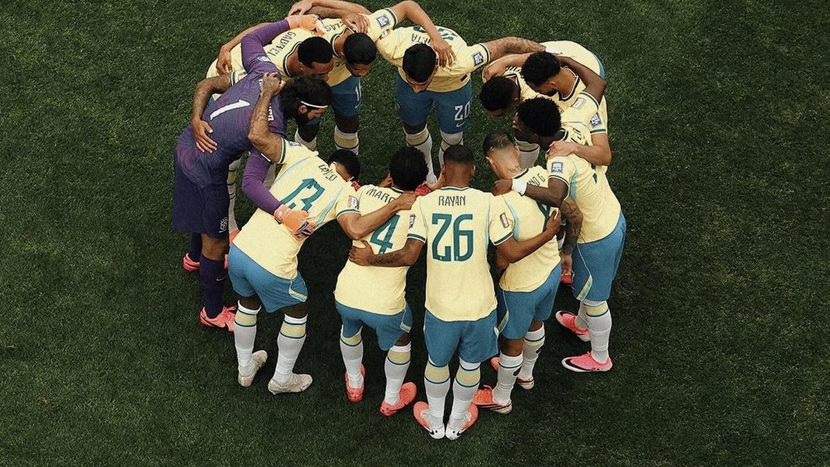 Jogadores do Brasil formam uma roda antes da partida contra a Noruega - CBF