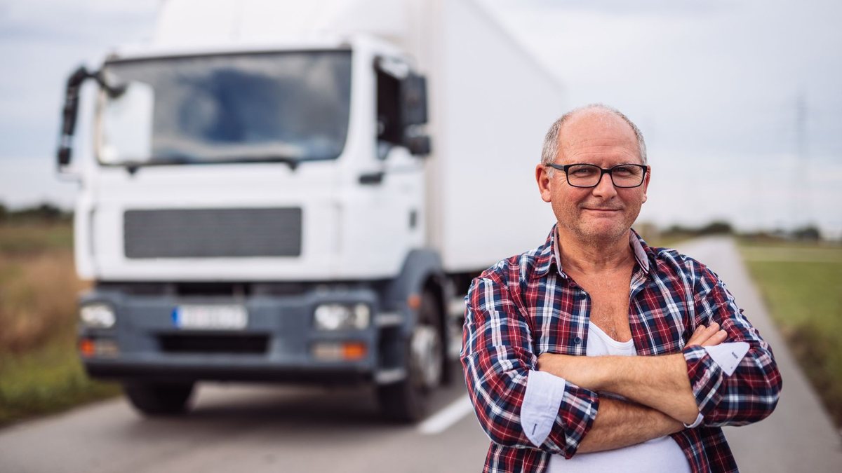 O motorista de caminhão profissional brasileiro tem em média 54 anos, mais velho que a média de 47 anos em 2011 - Adobe Stock