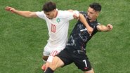 O meia atacante marroquino Brahim Díaz e o meio-campista canadense Stephen Eustáquio disputam o lance - Fifa