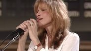 A cantora está para lançar "Comes in Waves", seu primeiro álbum de músicas inéditas desde 2008 - Reprodução/YouTube @CarlySimonVevo