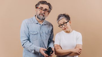 Tanto a infidelidade financeira quanto a amorosa possuem uma consequência comum: a quebra da confiança - Envato
