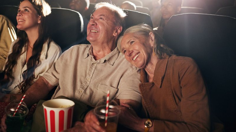 Pessoas 60+ têm direito a pagar 50% do valor do ingresso em cinemas de todo o Brasil - Adobe Stock