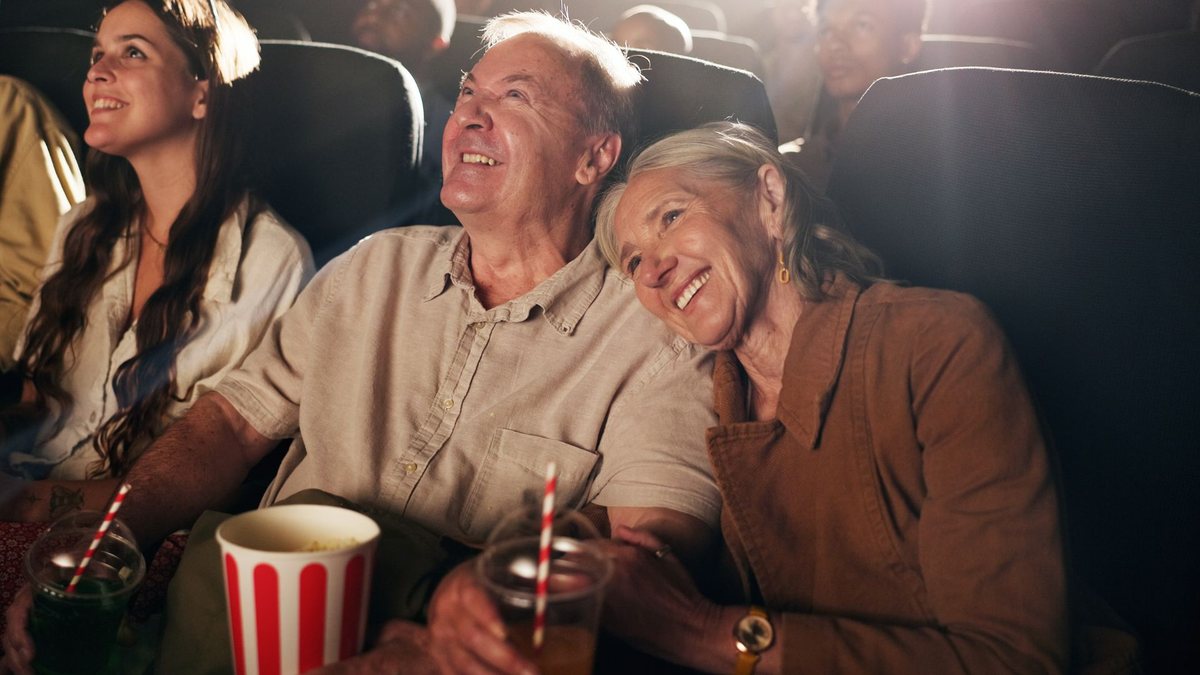 Pessoas 60+ têm direito a pagar 50% do valor do ingresso em cinemas de todo o Brasil - Adobe Stock