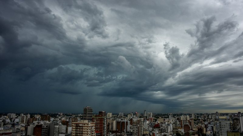 Nuvens carregadas sobre a cidade de Buenos Aires em janeiro de 2024 - Adobe Stock