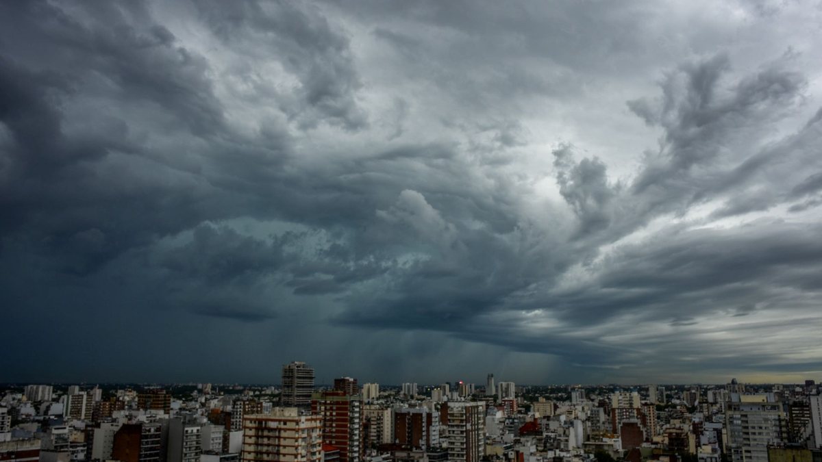 Nuvens carregadas sobre a cidade de Buenos Aires em janeiro de 2024 - Adobe Stock