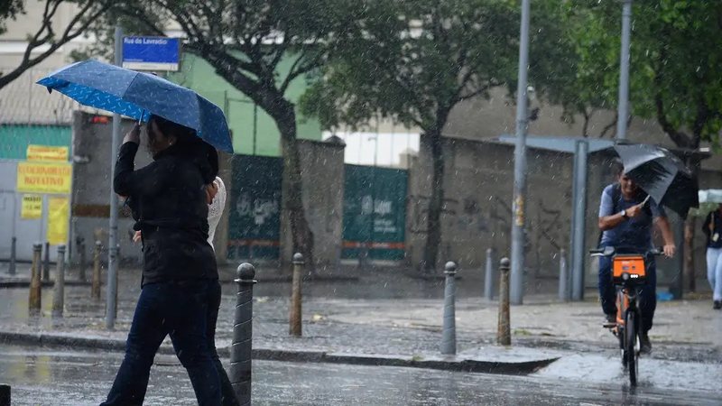 Moradores relataram muito susto com a força do vento e a quantidade de gelo que se amontoou pelas ruas - Tânia Rêgo/Agência Brasil