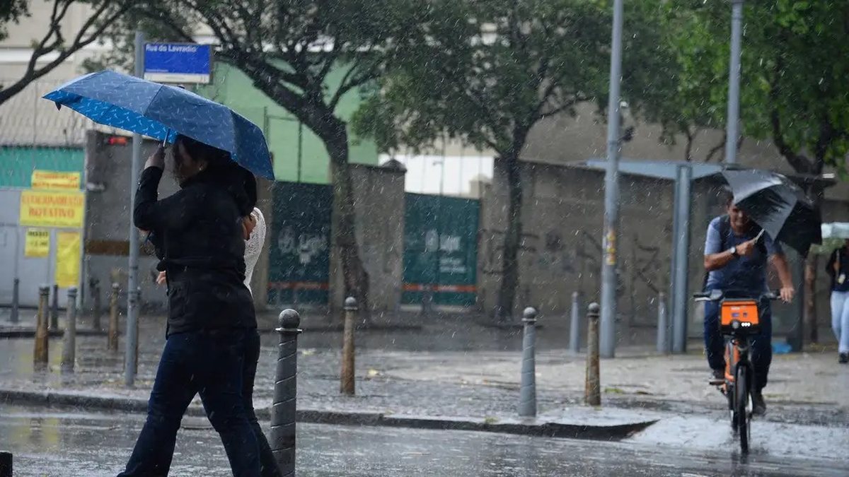 Moradores relataram muito susto com a força do vento e a quantidade de gelo que se amontoou pelas ruas - Tânia Rêgo/Agência Brasil