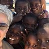 Denise Viuniski da Nova Cruz em Moçambique; para ela, o olhar das crianças africanas é especial - Reprodução / Médicos Sem Fronteiras