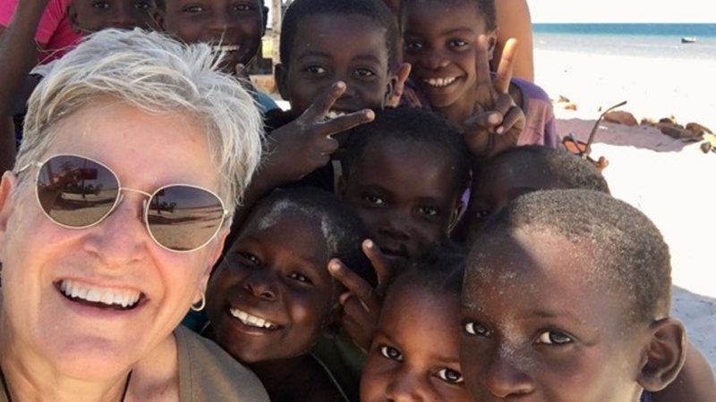 Denise Viuniski da Nova Cruz em Moçambique; para ela, o olhar das crianças africanas é especial - Reprodução / Médicos Sem Fronteiras