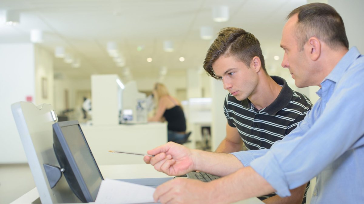 Para estudantes do ensino técnico, valores das bolsas variam de R$ 437,99 a R$ 883,66 - Adobe Stock