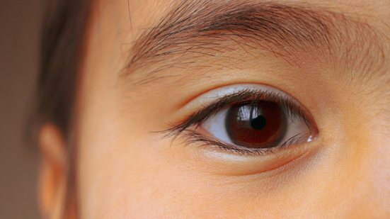 Para identificar estrabismo, é importante observar os olhos e se aproximam os objetos do rosto para enxergar - Pexels