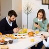 77,6% dos pais dos EUA usam algum tipo de mídia na refeição em família, diz estudo - Adobe Stock