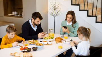 77,6% dos pais dos EUA usam algum tipo de mídia na refeição em família, diz estudo - Adobe Stock