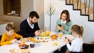 77,6% dos pais dos EUA usam algum tipo de mídia na refeição em família, diz estudo - Adobe Stock