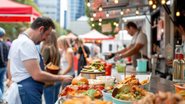 Nos dias 1º e 2 de agosto, a Praça Charles Miller, em frente ao Estádio do Pacaembu, vira palco para o Festival Comidas e Músicas do Mundo - Adobe Stock