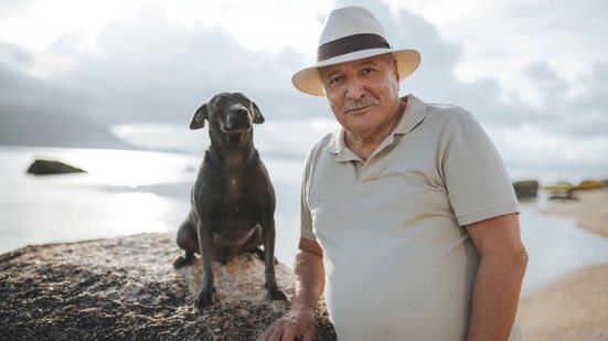 Escritor de 81 anos lança livro que aborda o afeto sob olhar de um cão