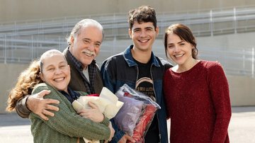 Otoniel (Tony Ramos) Elisa (Isabela Garcia), Adriana (Letícia Colin) e Mau mau (João Victor Gonçalves) em 'Quem Ama Cuida' - Globo