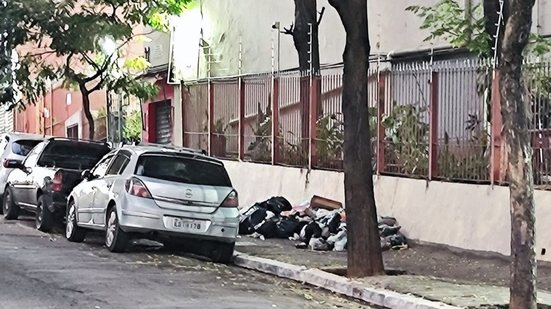 Lixo acumulado nas ruas da Bela Vista, região central, após interrupção parcial de coleta - Silvana Cunha/Conseg Bela Vista
