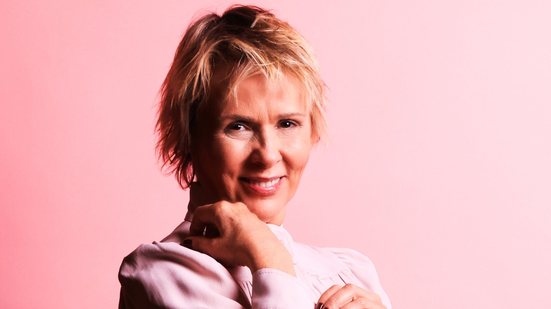 Giulia Gam está de volta à cena, no teatro e em uma novela pensada para as plataformas digitais - Divulgação/Salinha42