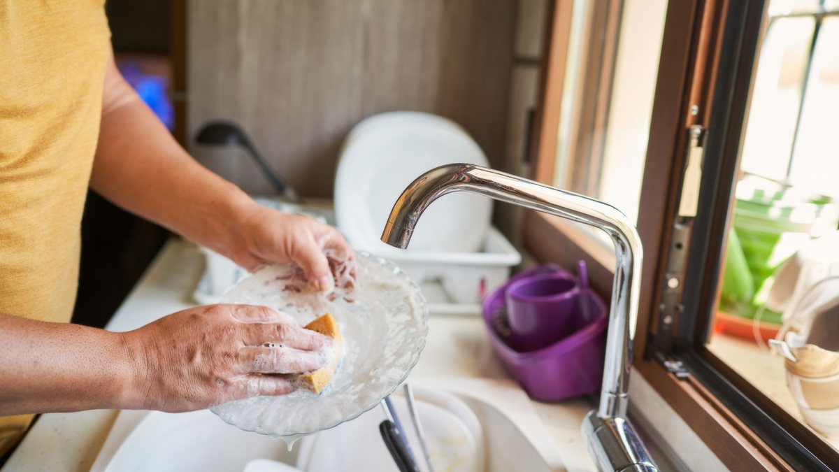 Mulher vivia em condições análogas à escravidão e atuou para três gerações da família - Envato