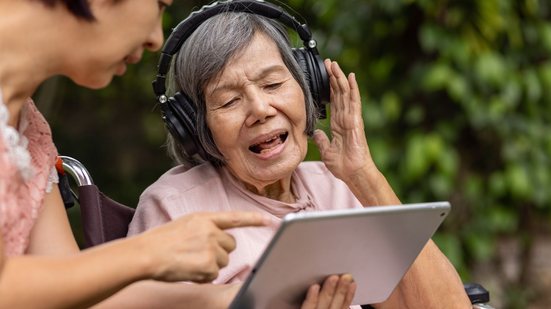 Ouvir músicas com forte conexão emocional ativa estruturas profundas do cérebro que gerenciam nossas emoções, motivações e tomada de decisões - Adobe Stock