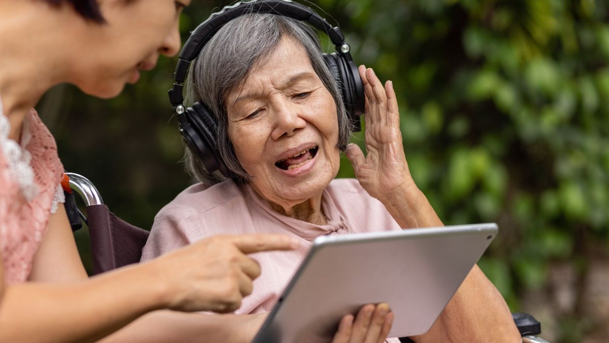 Ouvir músicas com forte conexão emocional ativa estruturas profundas do cérebro que gerenciam nossas emoções, motivações e tomada de decisões - Adobe Stock