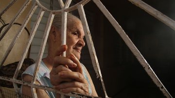 PL 531/26 prevê cadastro de idosos isolados, visitas domiciliares e atendimento psicológico pelo SUS - Pexels