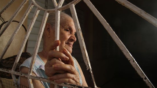 PL 531/26 prevê cadastro de idosos isolados, visitas domiciliares e atendimento psicológico pelo SUS - Pexels
