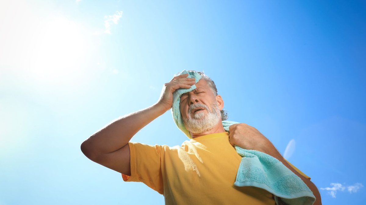 População idosa é mais vulnerável ao calor e será alvo de protocolo específico de orientações - Envato