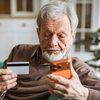 Pela proposta, pessoa de confiança não terá acessos às informações do idoso - Adobe Stock