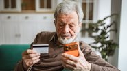 Pela proposta, pessoa de confiança não terá acessos às informações do idoso - Adobe Stock