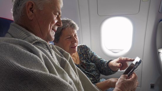 Aposentados do INSS poderão ter passagens aéreas gratuitas\u003B entenda novo PL