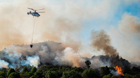 Mais de 1,2 mil bombeiros tentam apagar incêndio no centro de Portugal - Adobe Stock