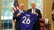 Gianni Infantino, presidente da Fifa, entrega uma camisa de futebol a Donald Trump - Divulgação / Casa Branca