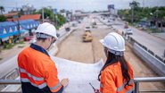 A insatisfação é maior entre a população 60+, segundo o estudo global - Envato