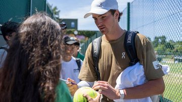 Fonseca autografa bola para fã e recebe carinho da torcida - Reprodução/wimbledon.com