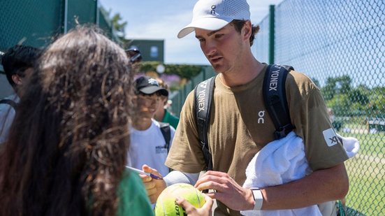 Fonseca autografa bola para fã e recebe carinho da torcida - Reprodução/wimbledon.com