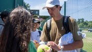 Fonseca autografa bola para fã e recebe carinho da torcida - Reprodução/wimbledon.com