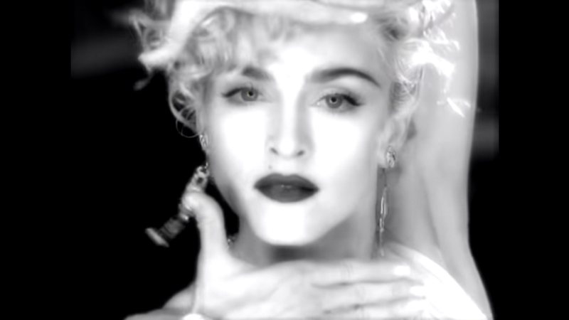 Madonna no icônico clipe de "Vogue" - Reprodução/YouTube