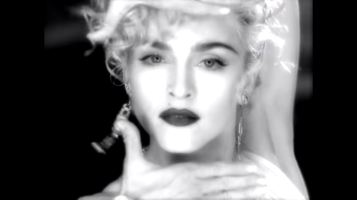 Madonna no icônico clipe de "Vogue" - Reprodução/YouTube