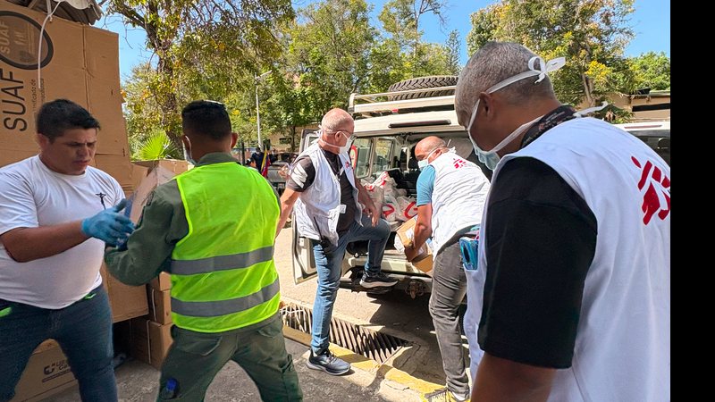 MSF atua em 75 países; na foto, profissionais de colete branco descarregam suprimentos para vítimas do terremoto na Venezuela. - Médico Sem Fronteiras (MSF)