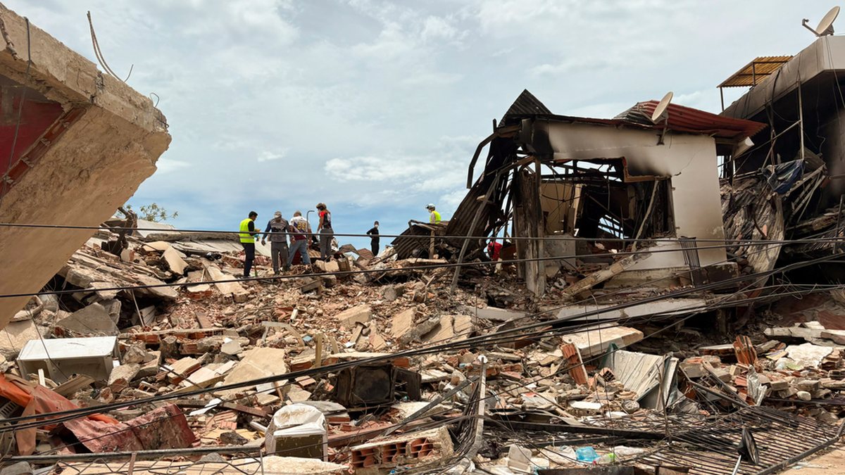 Equipes de resgate buscam vítimas sobre os escombros de um prédio destruído pelo terremoto na Venezuela - Médico Sem Fronteiras (MSF)