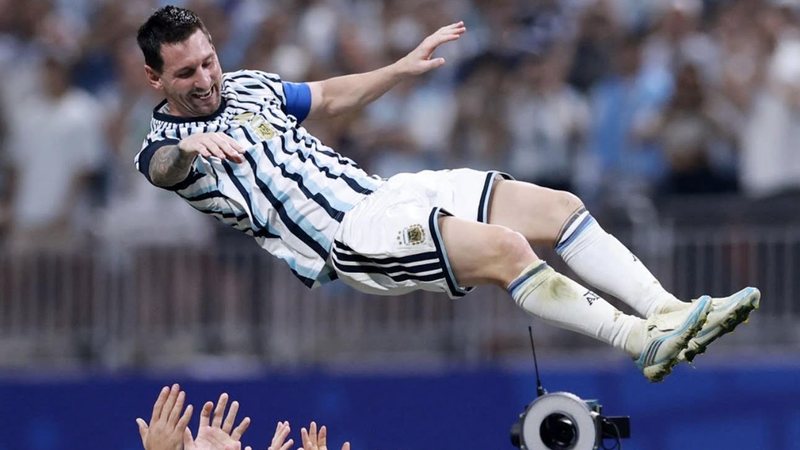 Messi é festejado pelos companheiros da Argentina na Copa do Mundo de 2026 - Instagram / AFA