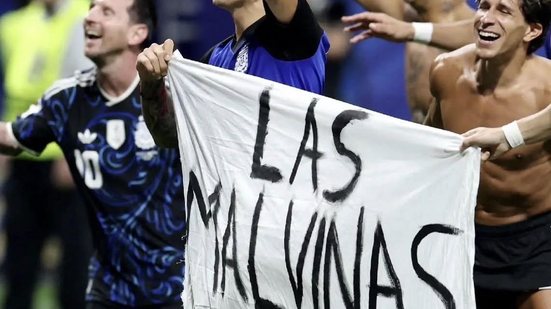 Jogadores da Argentina festejam vitória contra a Inglaterra com faixa sobre as Malvinas - Reprodução TV