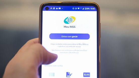 Os depósitos do INSS variam conforme o valor do benefício e o número final do cartão - Adobe Stock